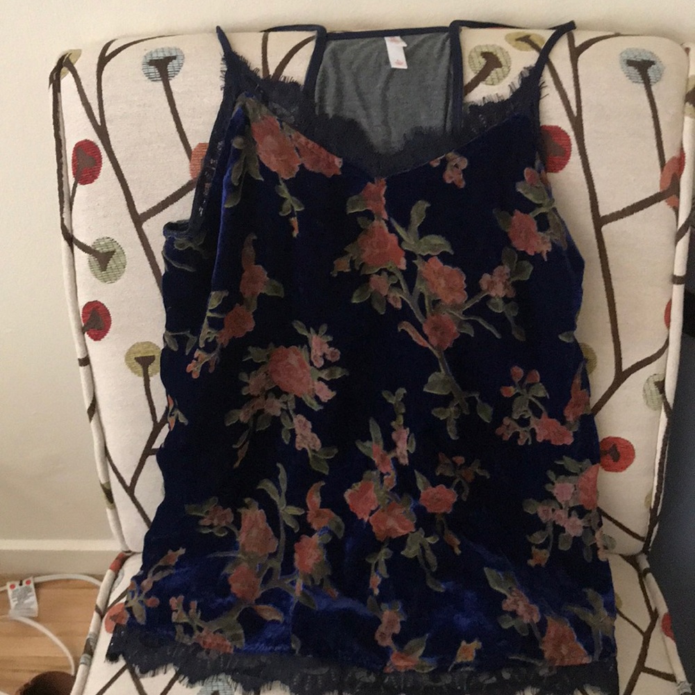 Flower pattern velvet front tank top. Gray back